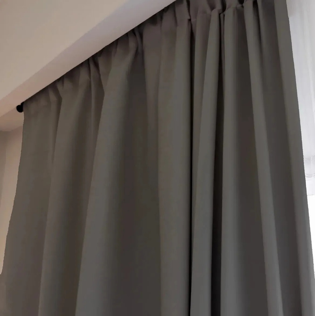 Cortina Blackout 2 Paños Dakota 210cm Alto X 140cm Ancho Con Sujetador Decorativo De Regalo Color Gris Claro