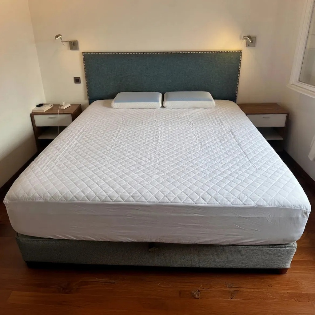 Combo Cubre Colchón Impermeable King + Juego Sábanas King Lila 600 Hilos Premium Liso
