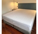 Combo Cubre Colchón Impermeable King + Juego Sábanas King Gris 600 Hilos Premium Liso