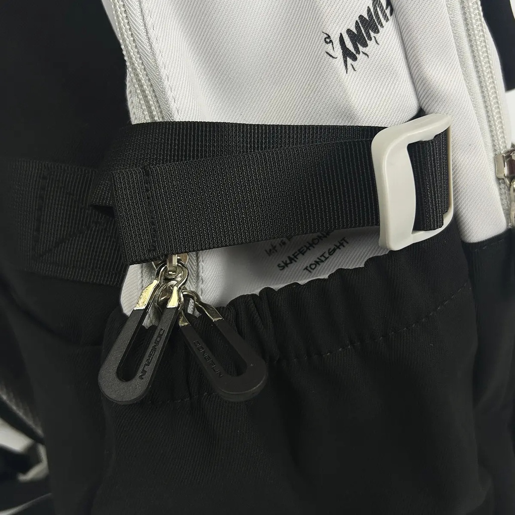 Mochila Urbana Dakota Con Cierre Reforzado Compartimentos Bolsillo Frontal Gris Con Negro Liso