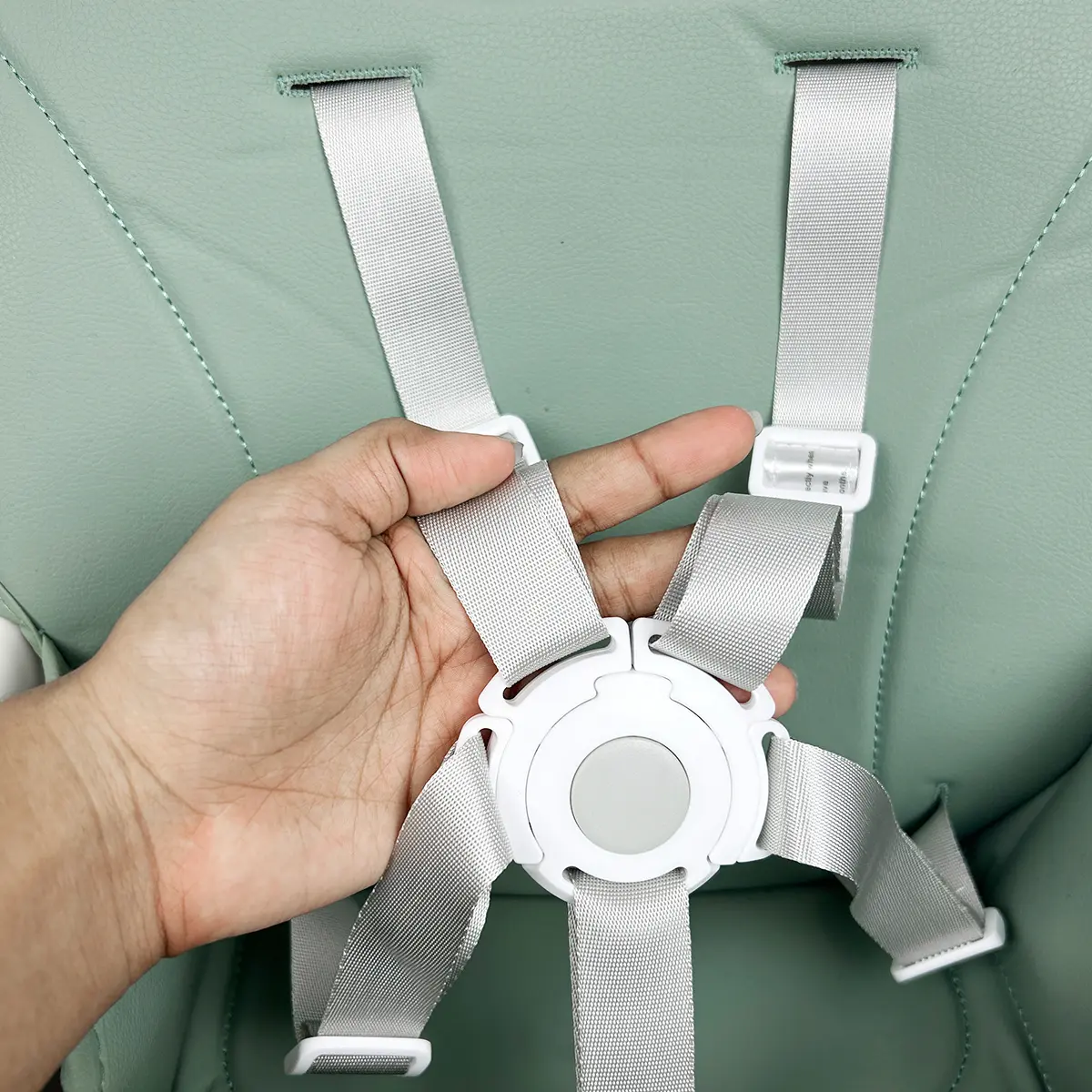 Silla Alta Para Bebé Dakota Seguridad Arnés 5 Puntos Patas De Caño Imitación Madera Color Verde